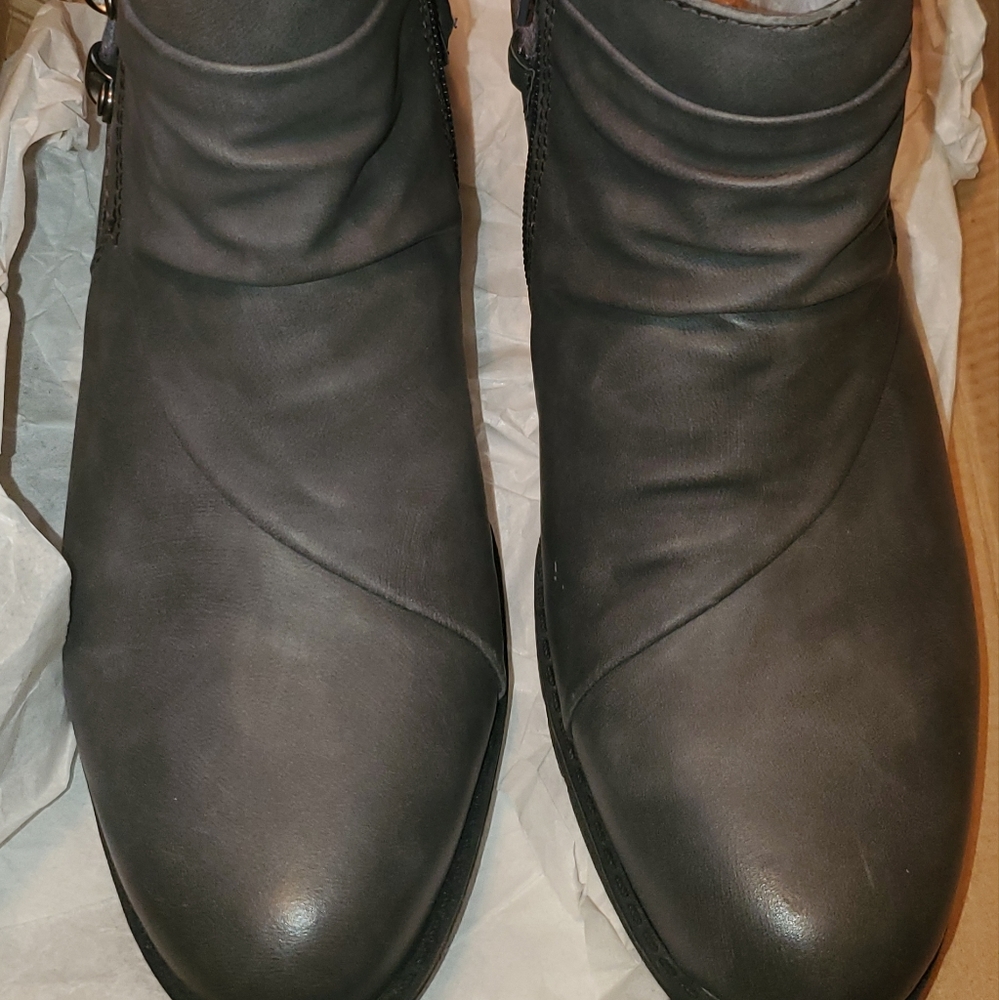 Earth Origins Women's Anika Ankle Bootie gray